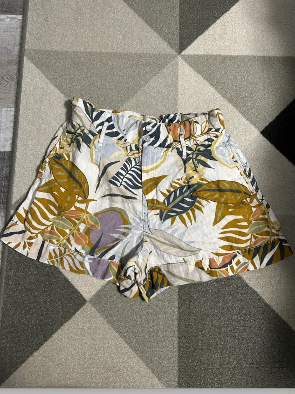 C & C California Tropical Leaf Print 100% Linen Shorts Women's Size L